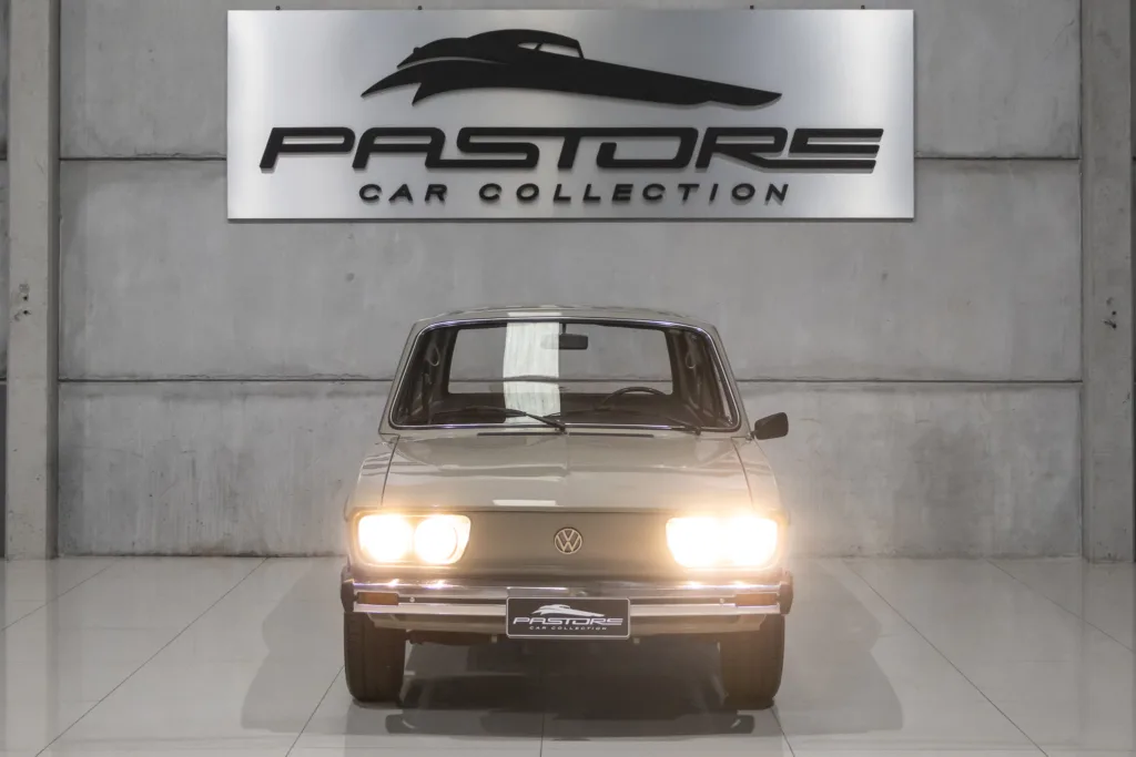 Volkswagen Variant II 1980 com os faróis acesos