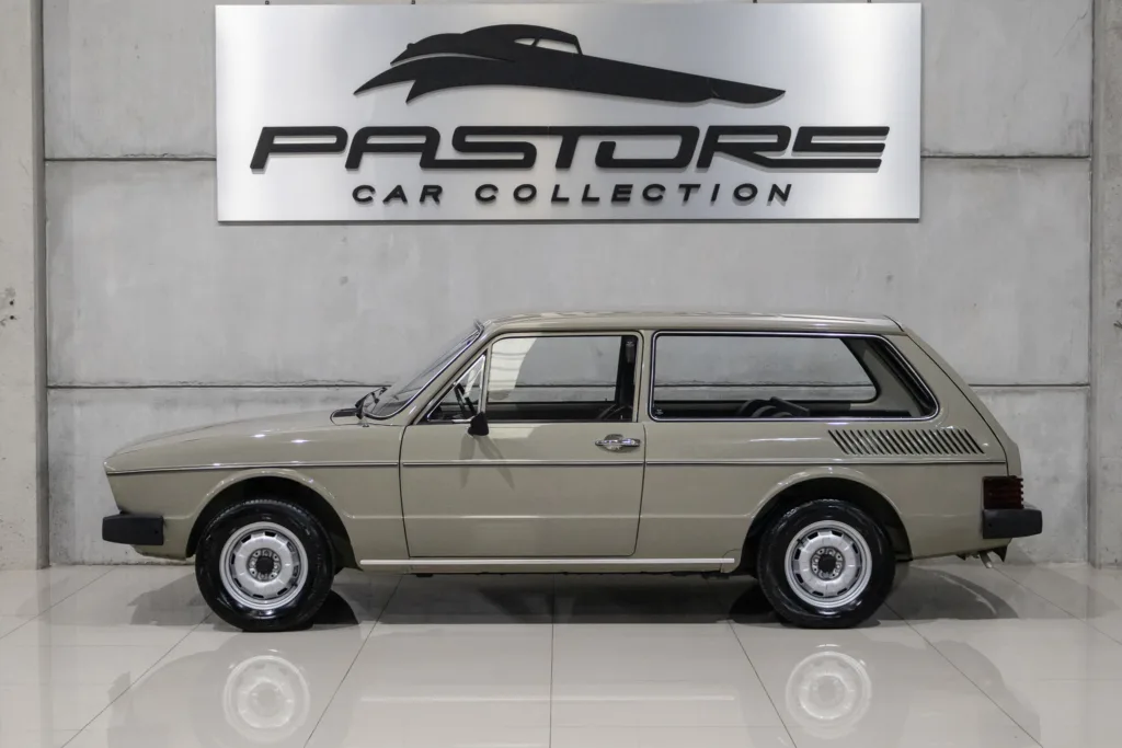 Vista lateral da Volkswagen Variant II 1980 de duas portas