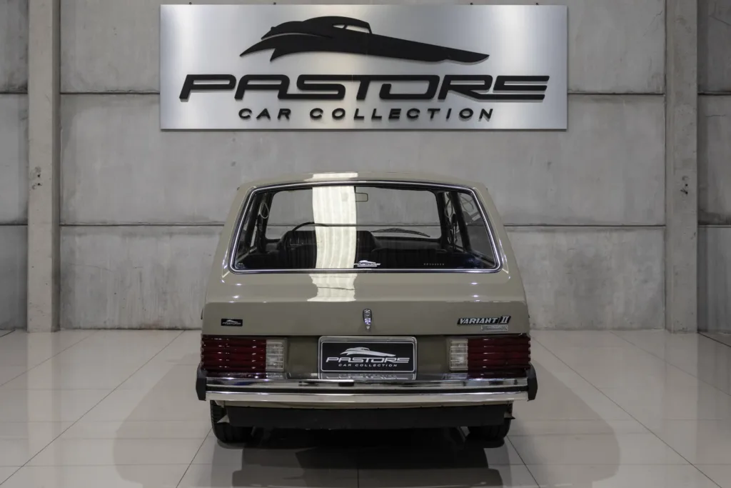 Vista traseira da Volkswagen Variant II com emblema do modelo
