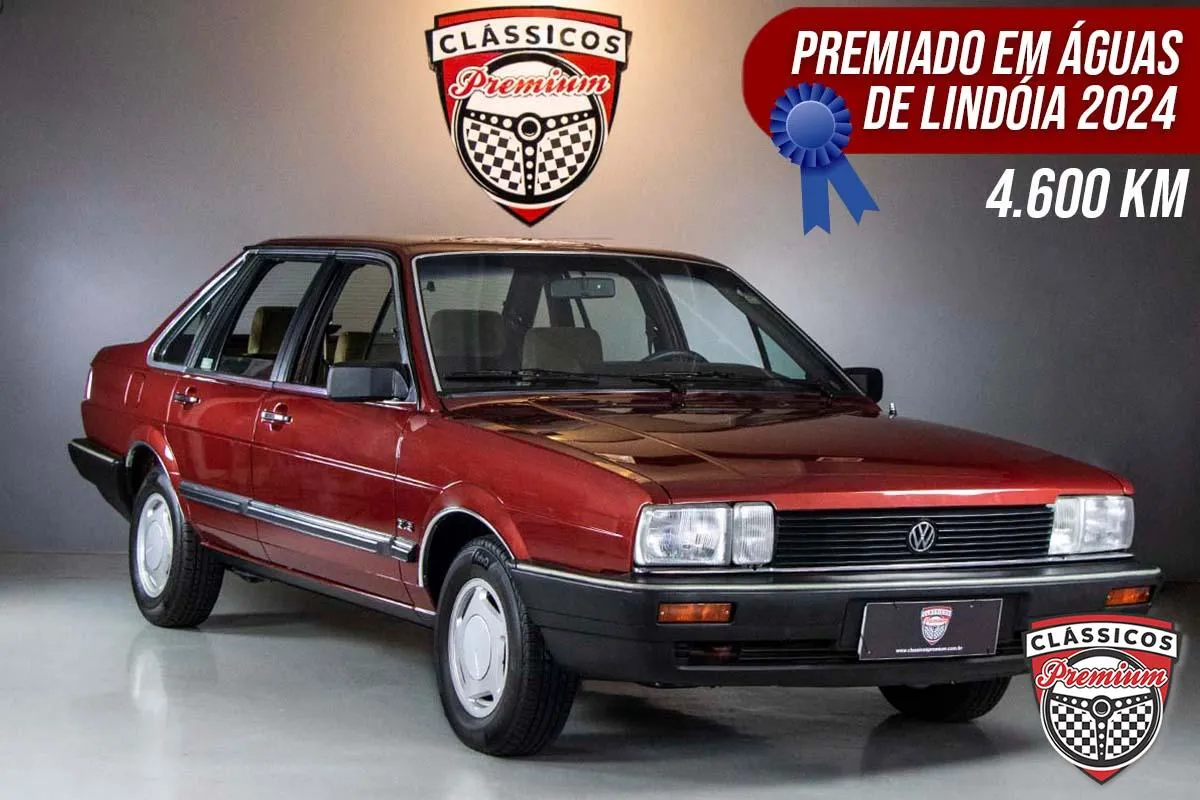 Volkswagen Santana GLS 2.0 1989 vermelho em apresentação de coleção