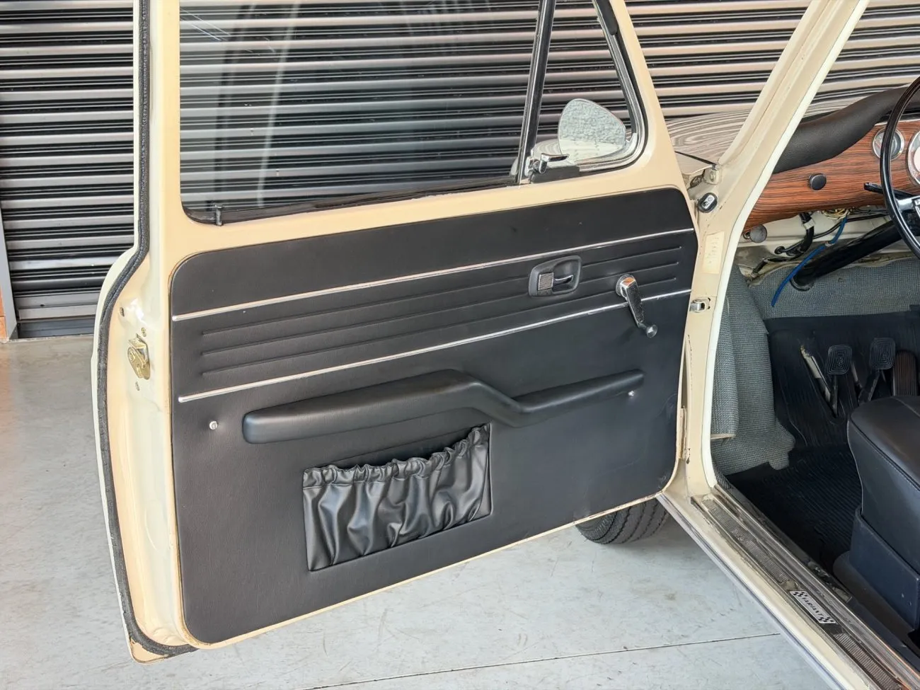 Forração da porta dianteira da Volkswagen Variant com maçaneta e manivela do vidro