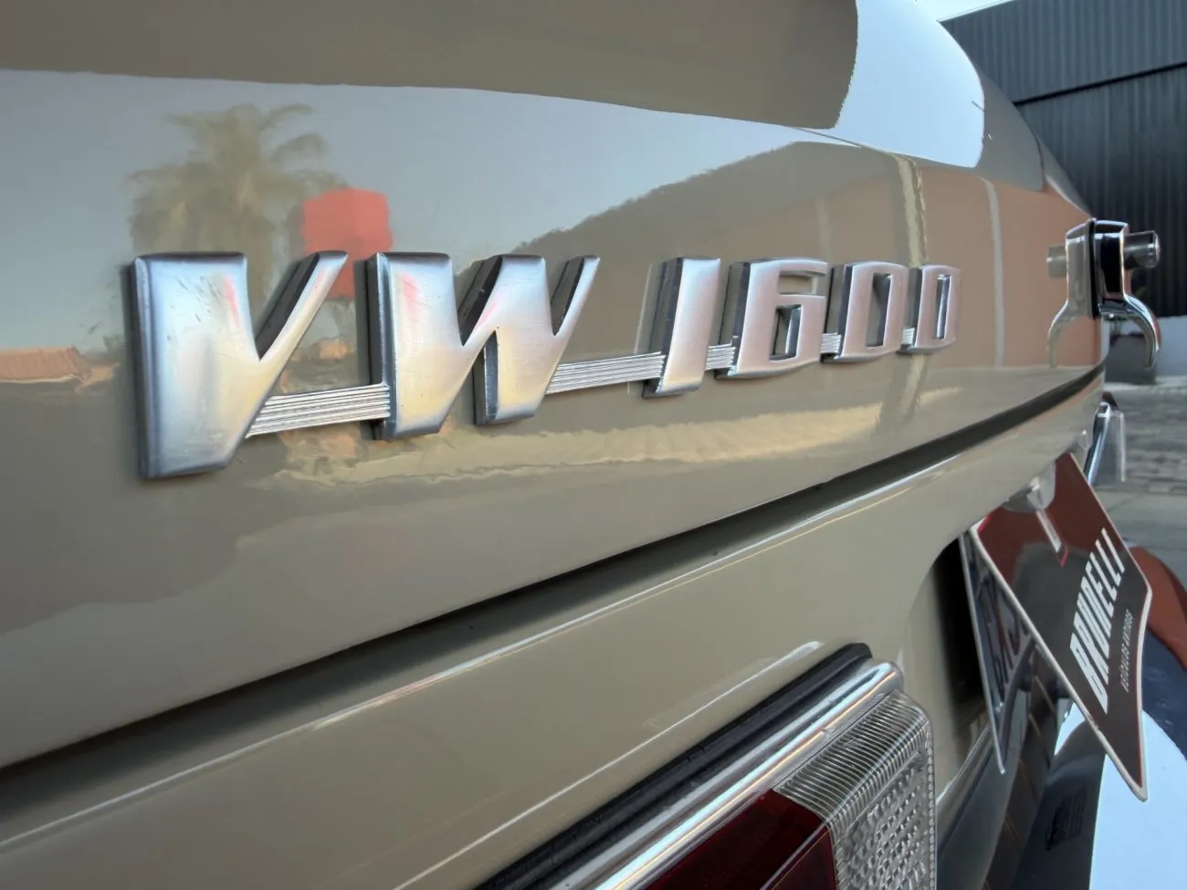 Emblema VW 1600 instalado na traseira da Volkswagen Variant