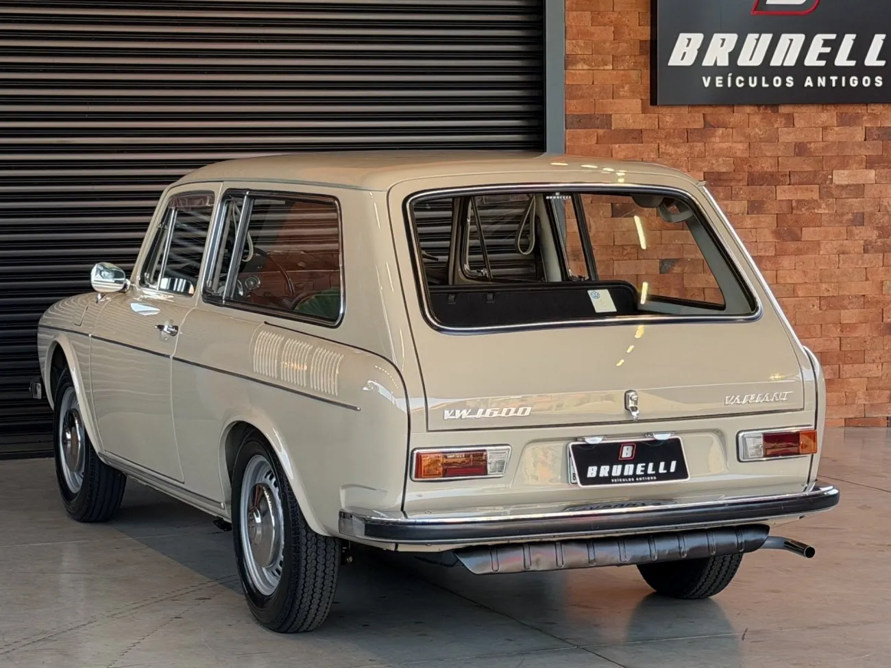 Traseira em perspectiva da Volkswagen Variant 1600 com tampa, lanternas e para-choque visíveis