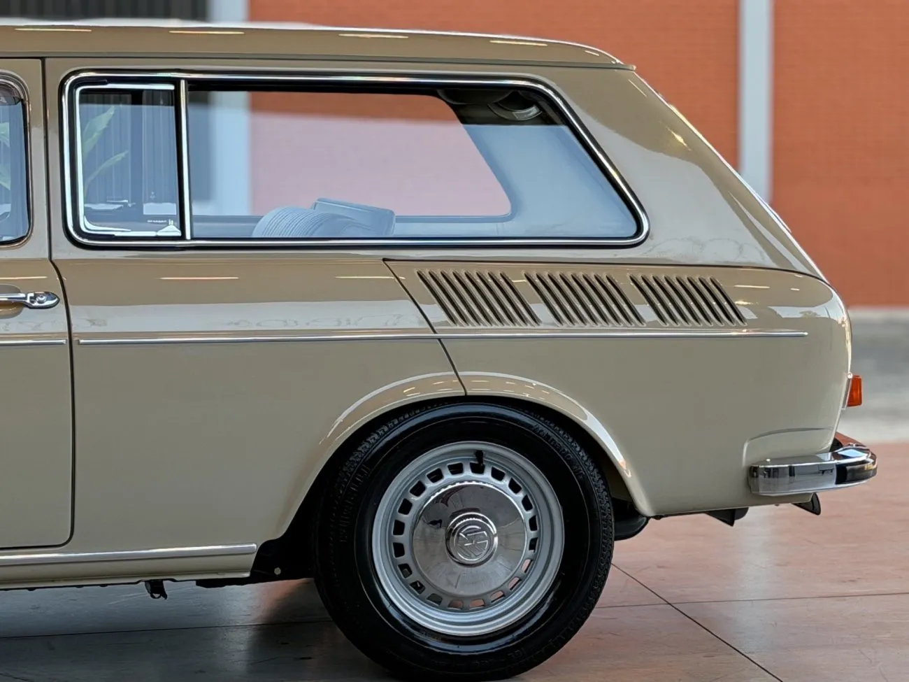 Roda traseira, lateral da carroceria e entradas de ar da Volkswagen Variant