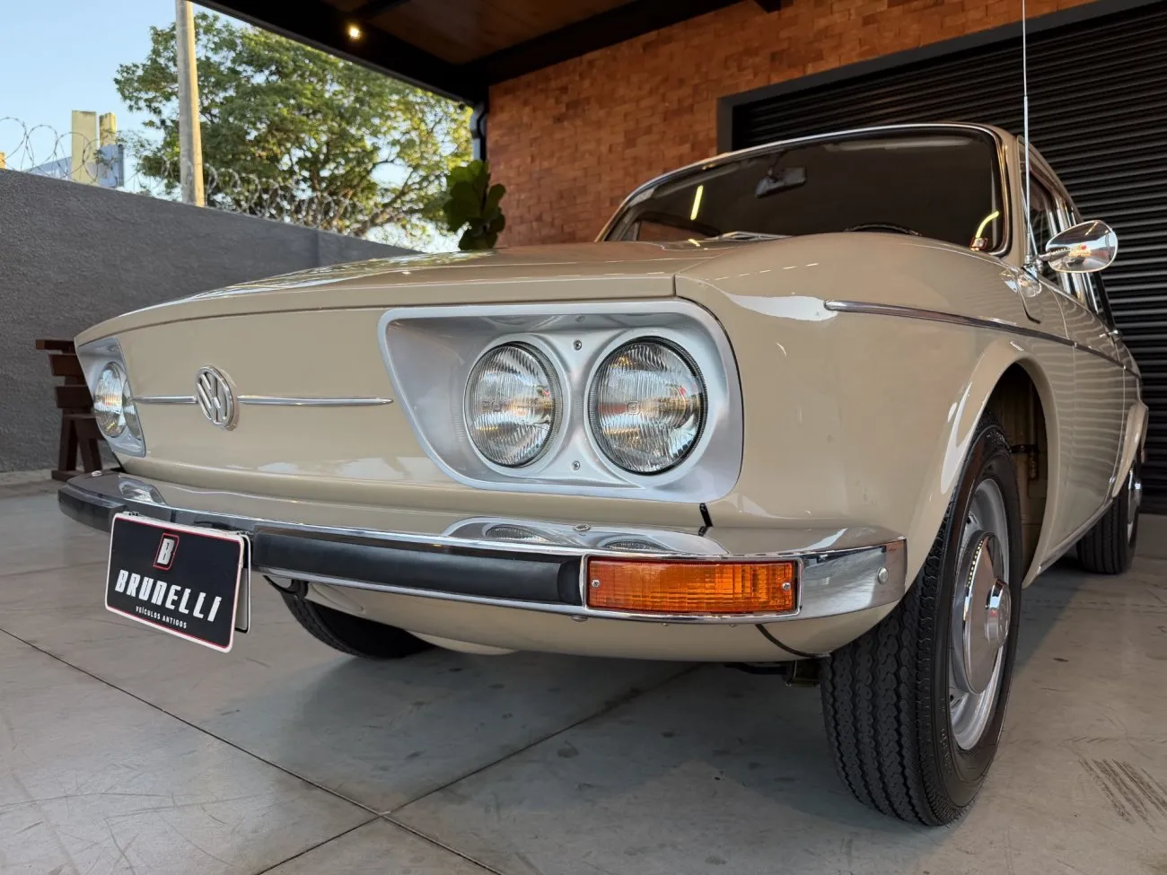 Detalhe da dianteira baixa da Volkswagen Variant com conjunto de quatro faróis