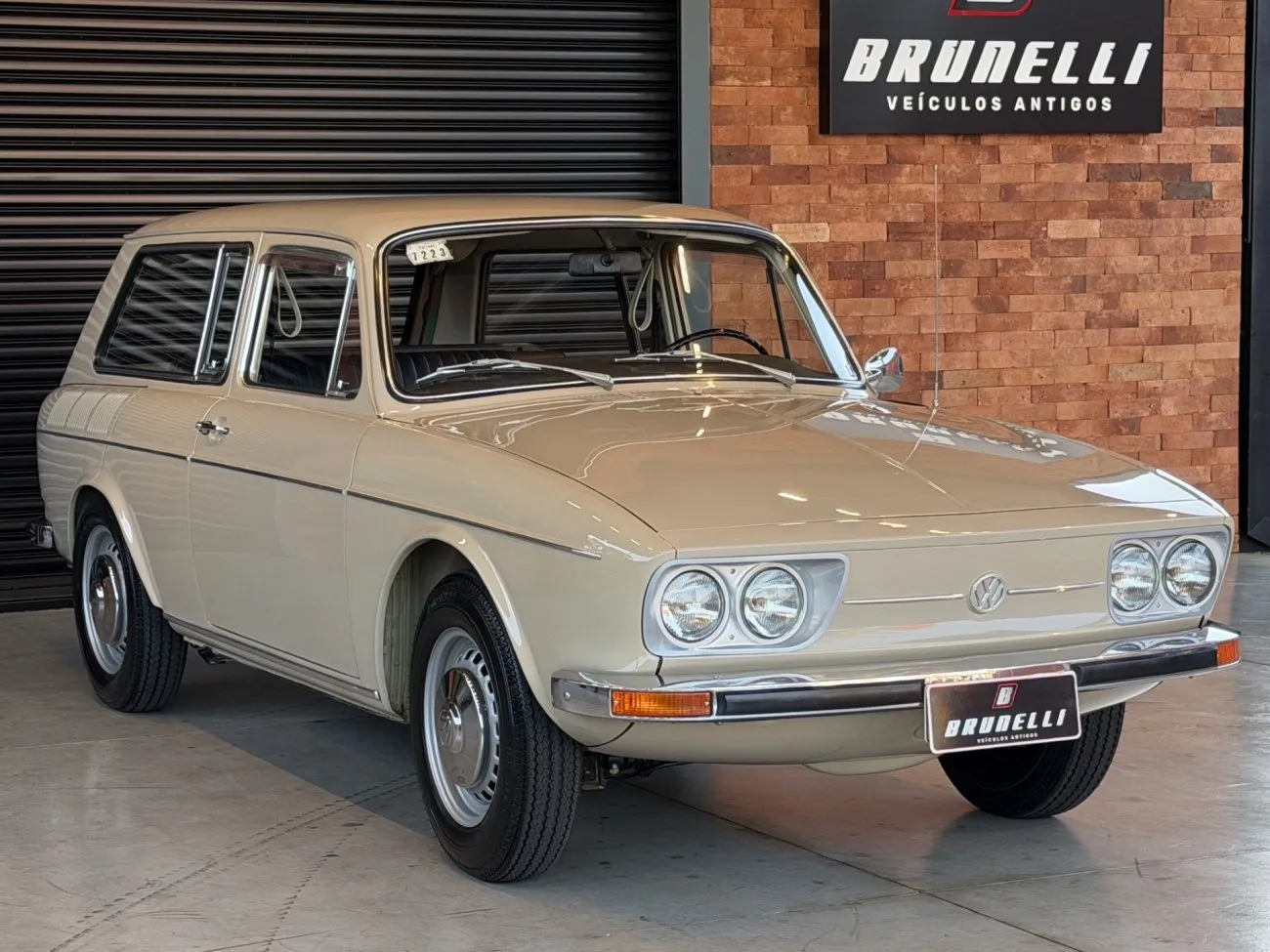 VW Variant 1600 em vista dianteira diagonal para avaliação de alinhamento da carroceria