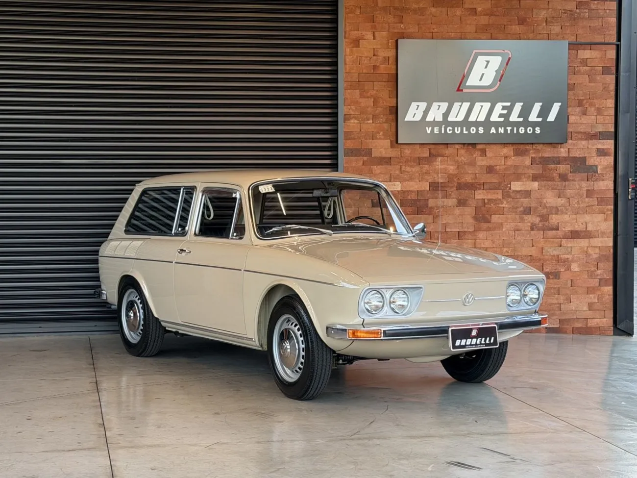 VW Variant 1600 com dianteira baixa e quatro faróis redondos
