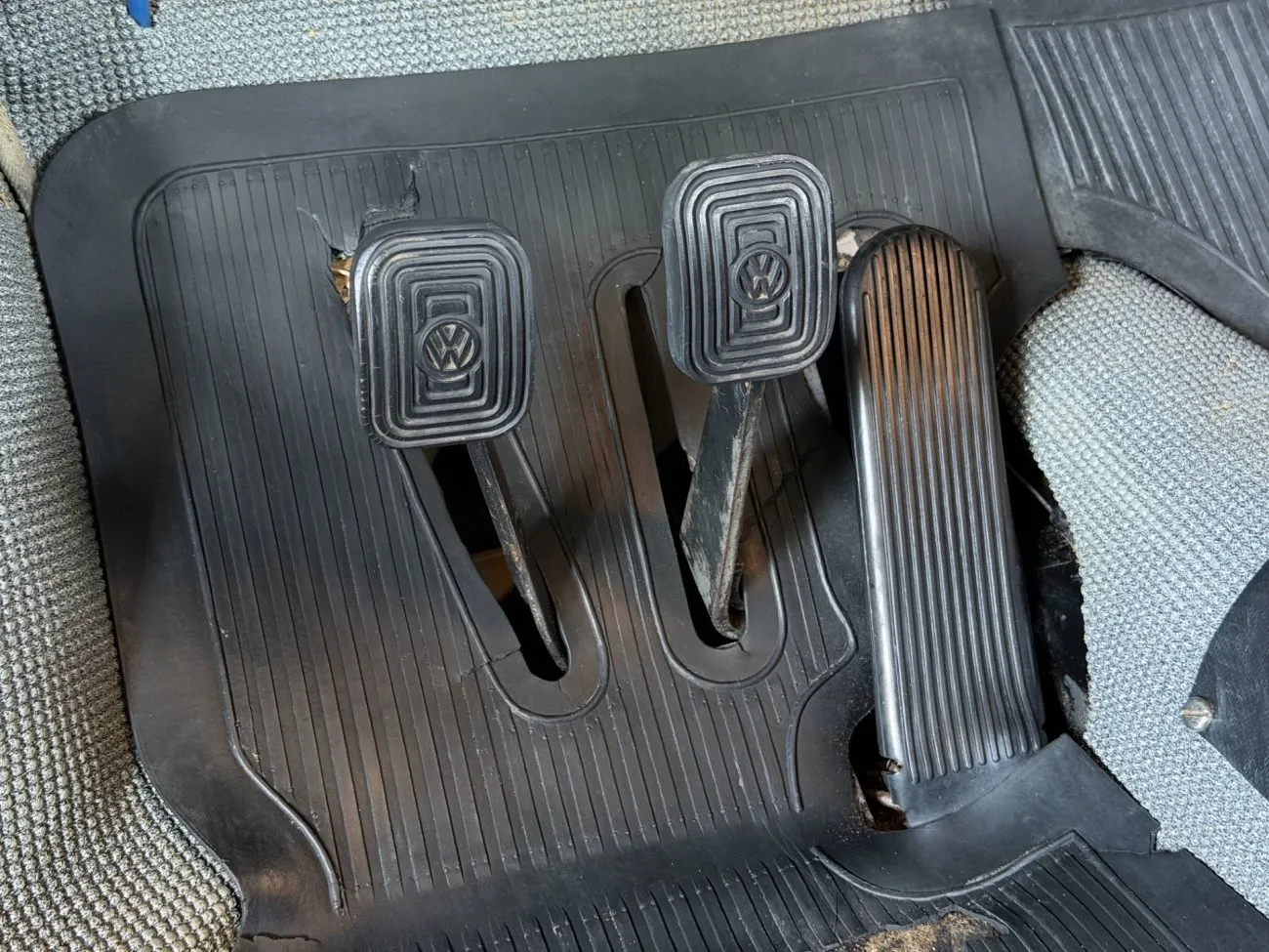 Pedais de embreagem, freio e acelerador no interior da Volkswagen Variant