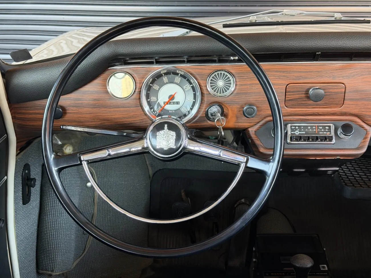 Volante e painel com acabamento que imita madeira no interior da Volkswagen Variant