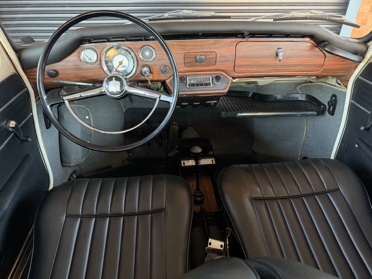 Painel completo e bancos dianteiros da Volkswagen Variant 1600