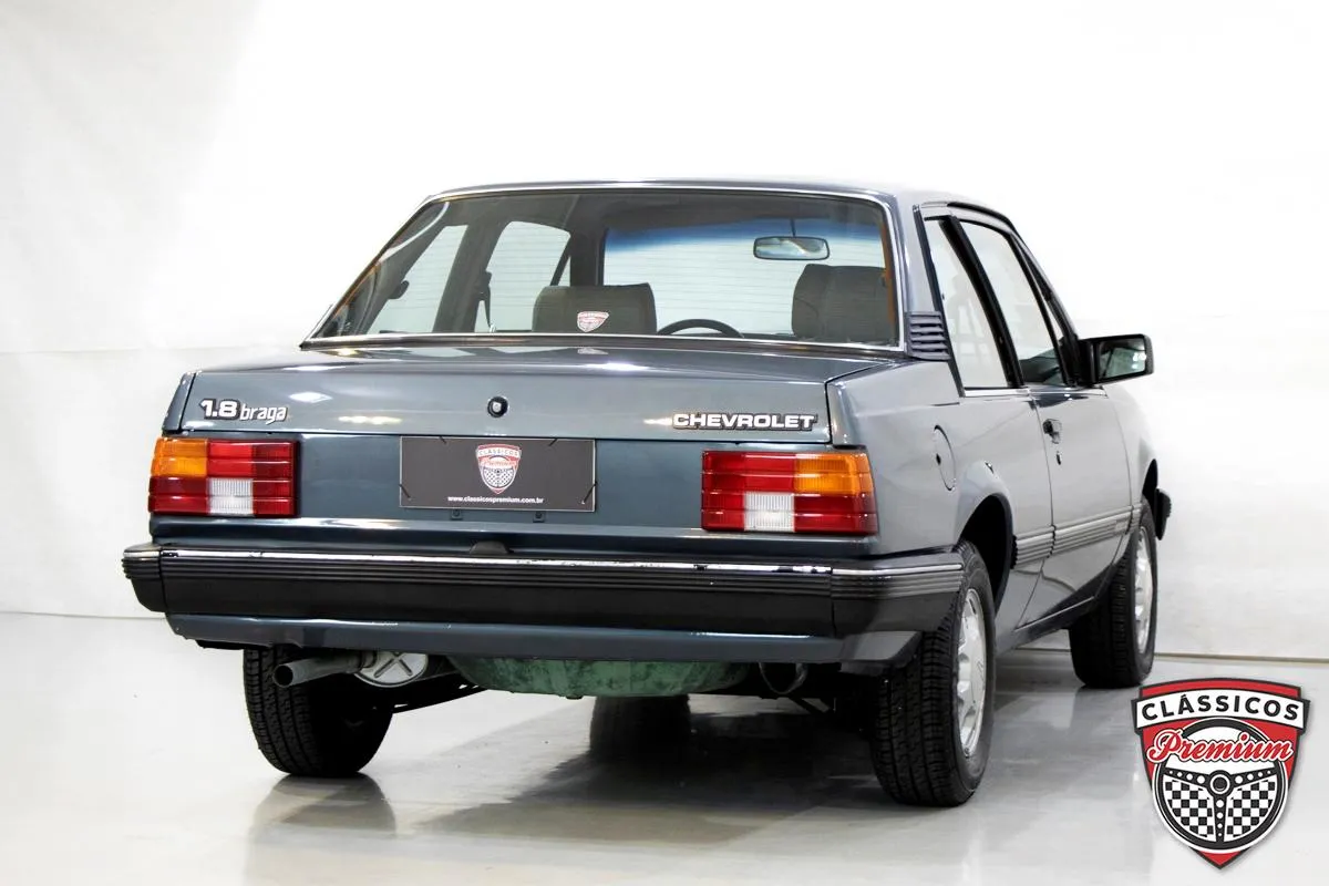 Chevrolet Monza SL 1988 clássico com motor 1.8 a álcool