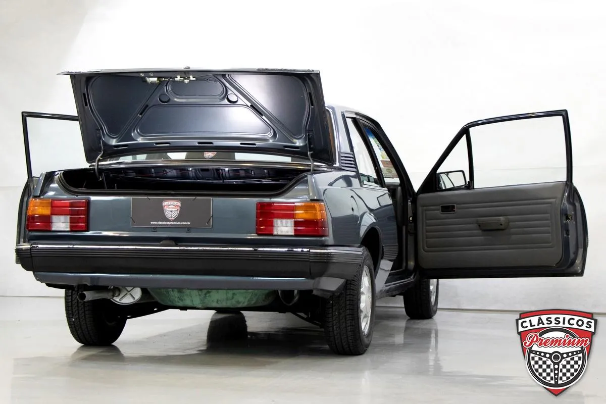 Chevrolet Monza SL 1988 em galeria especializada em carros antigos