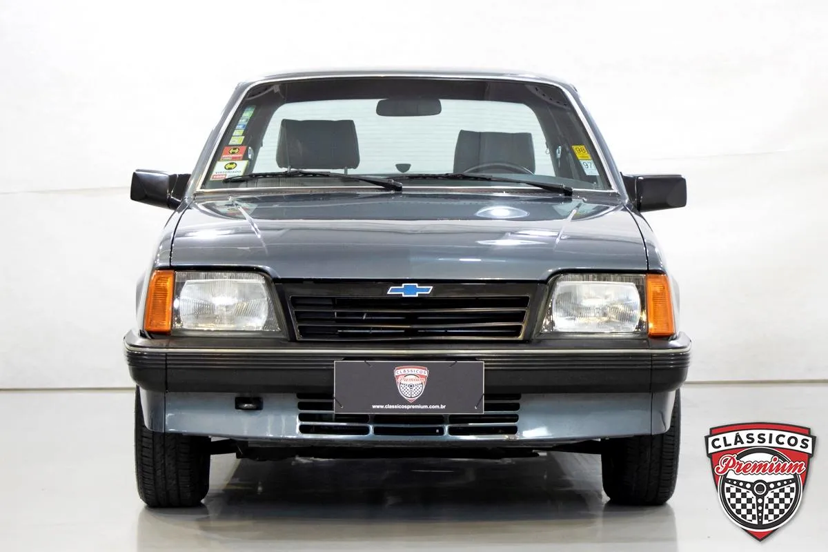 Chevrolet Monza antigo SL 1.8 1988 a álcool em fotografia para colecionadores