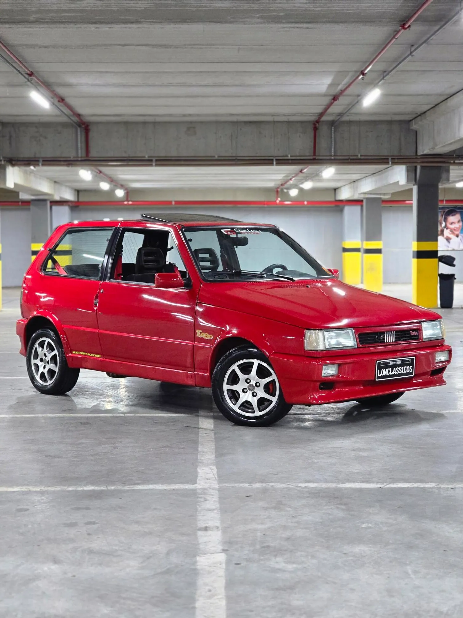 Fiat Uno Turbo i.e. 1994 vermelho visto de frente em três quartos