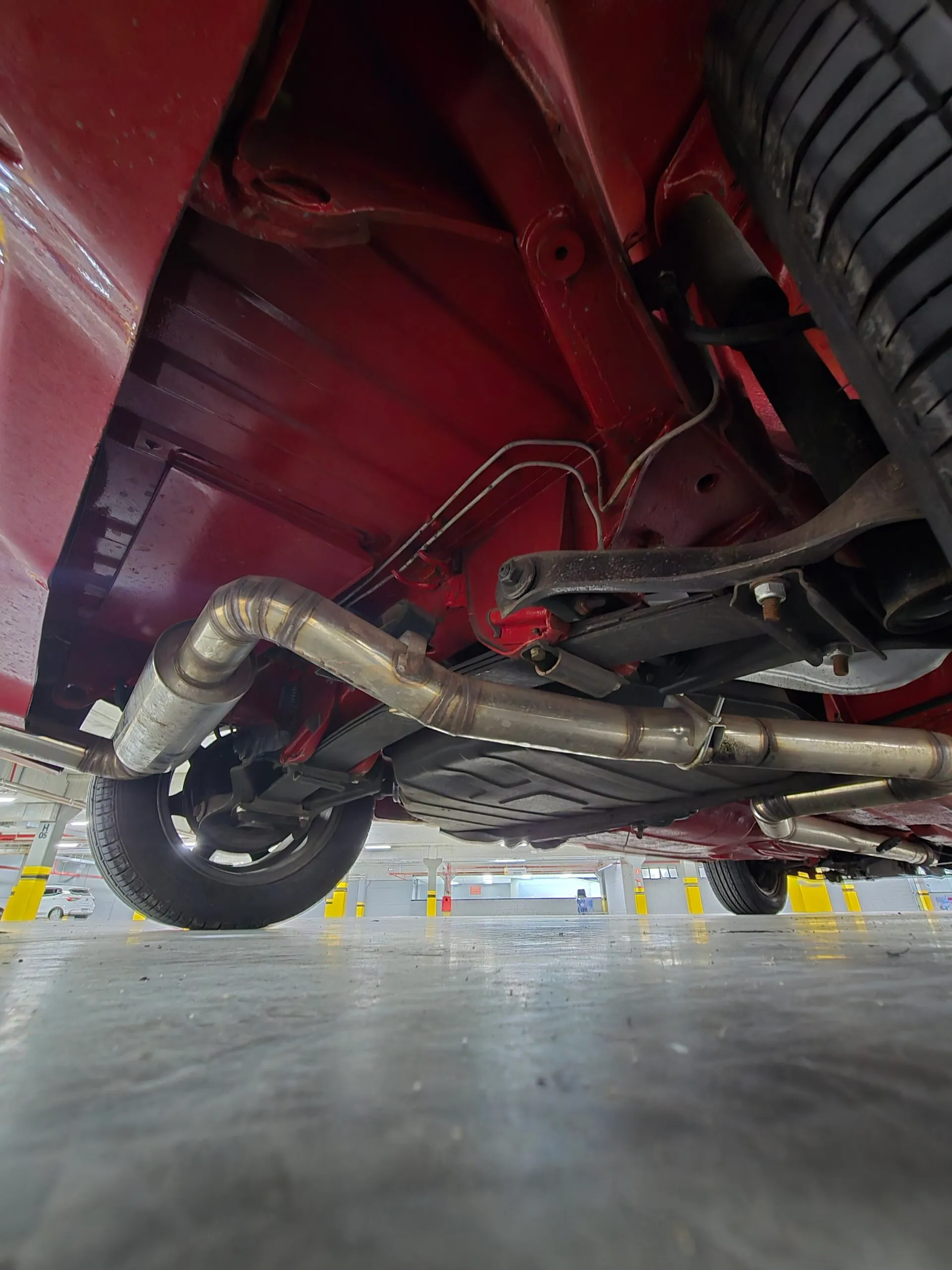 Parte inferior e componentes do escape do Fiat Uno Turbo 1994