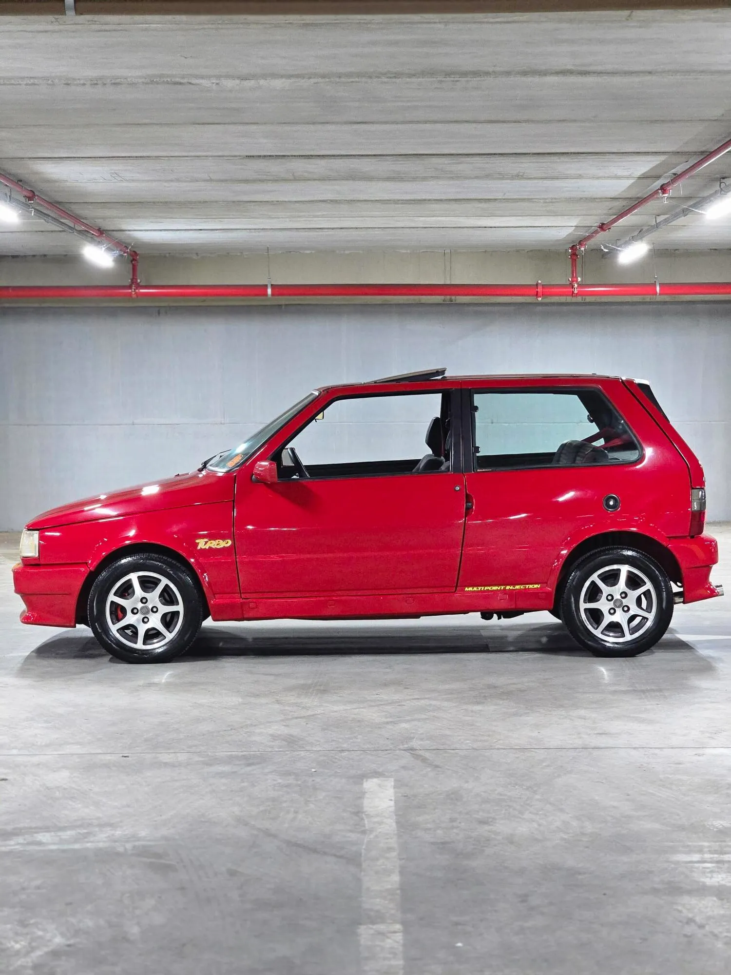 Fiat Uno Turbo i.e. 1994 vermelho fotografado de perfil