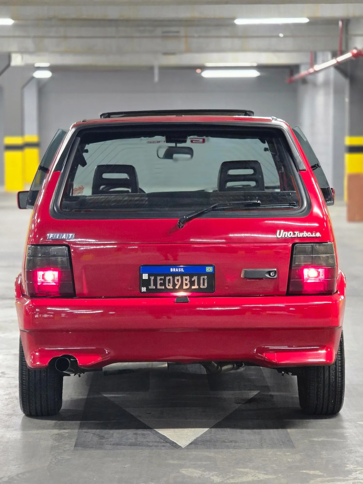 Traseira do Fiat Uno Turbo i.e. 1994 com emblemas visíveis