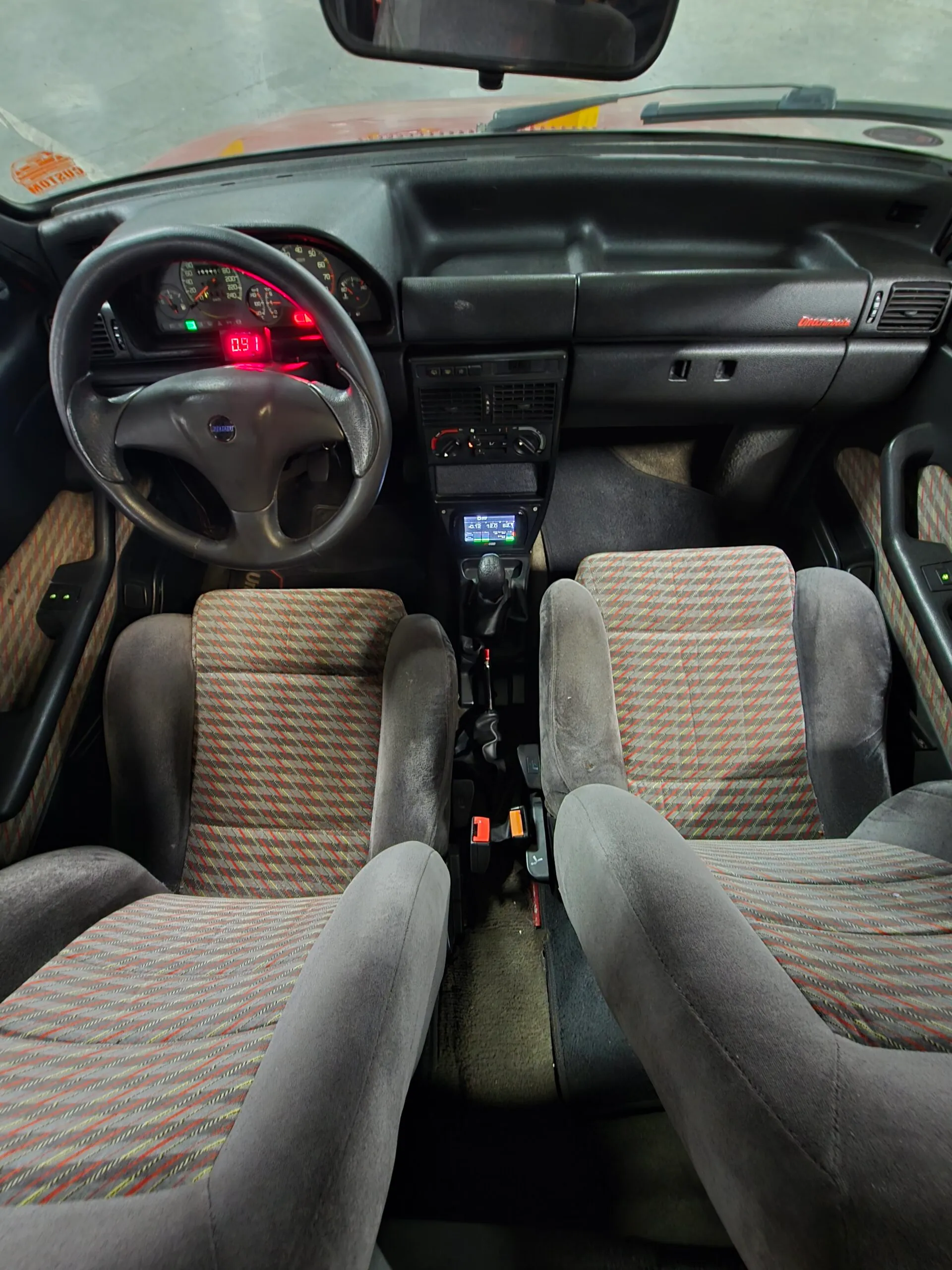 Painel e bancos dianteiros do Fiat Uno Turbo i.e. 1994