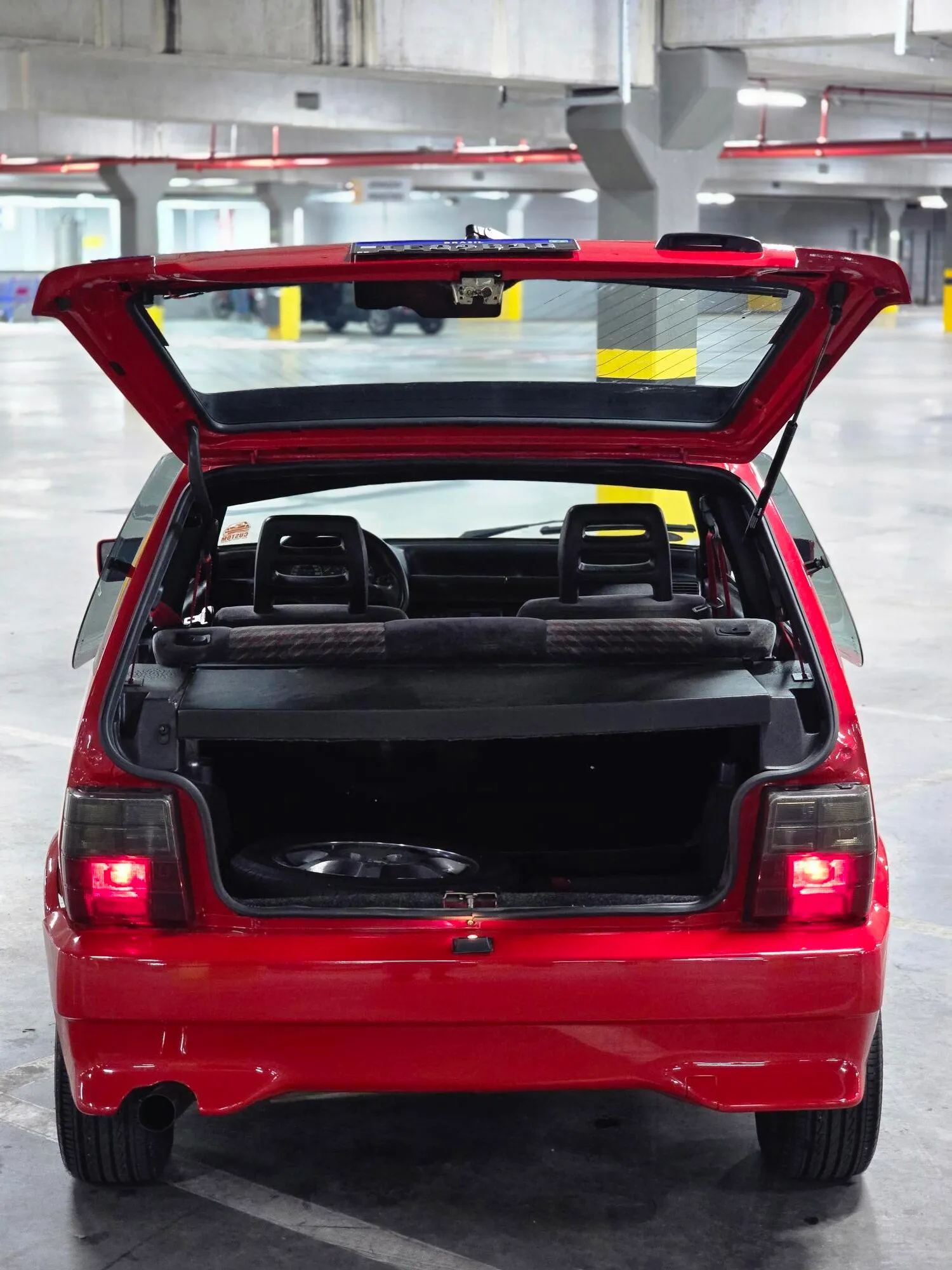 Porta-malas aberto do Fiat Uno Turbo i.e. 1994