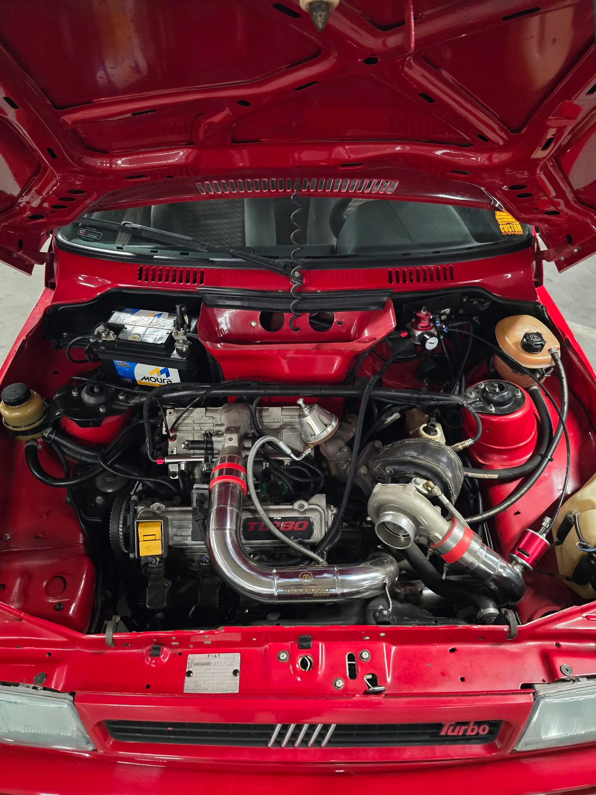 Cofre do motor do Fiat Uno Turbo 1994 fotografado com capô aberto