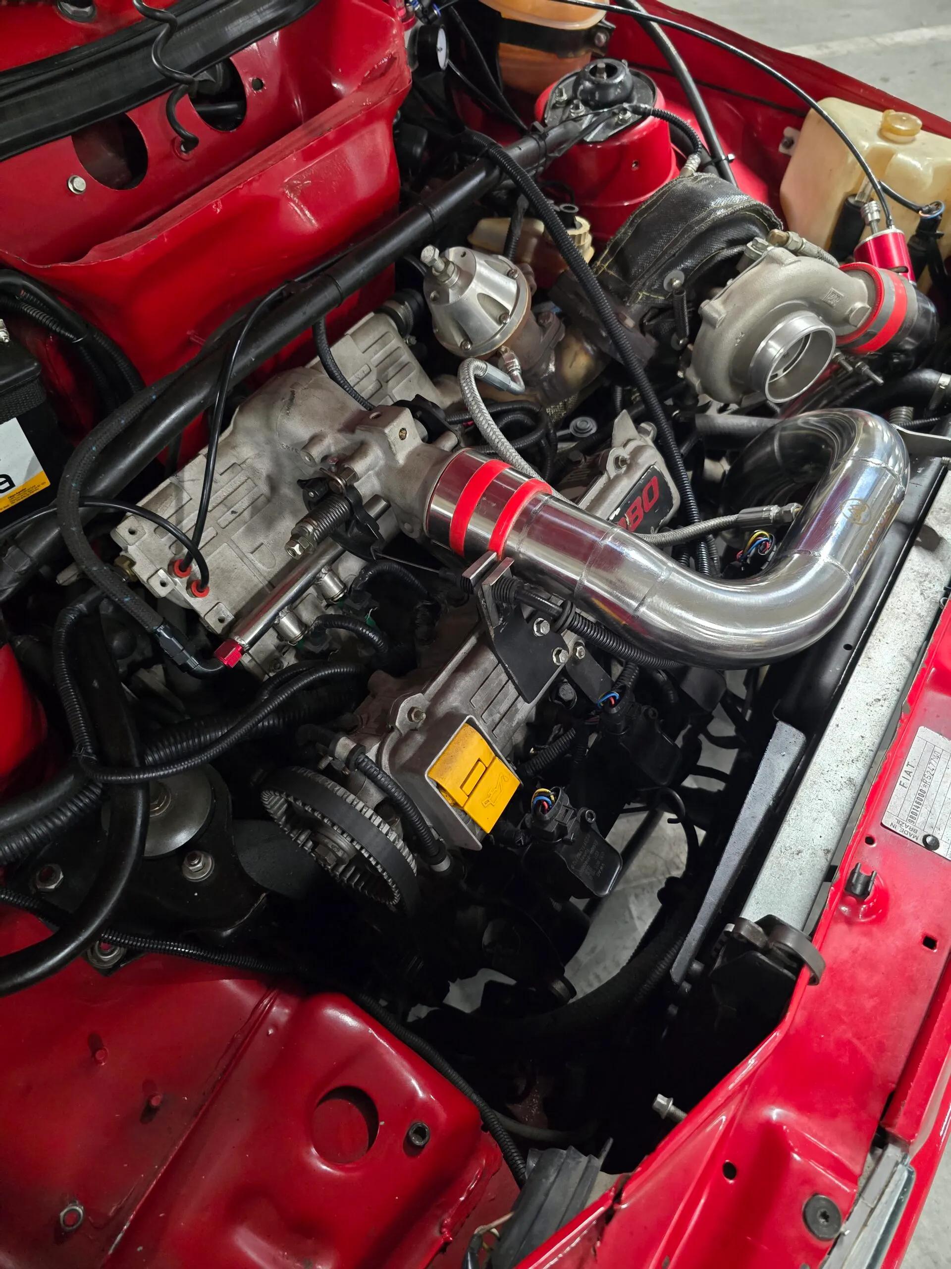 Detalhe do turbocompressor e da tubulação em cofre preparado de Fiat Uno Turbo 1994