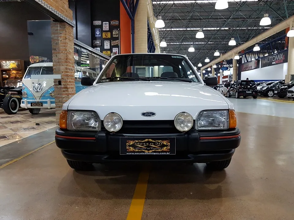 Ford Escort XR3 1988 em registro fotográfico para avaliação de carro antigo