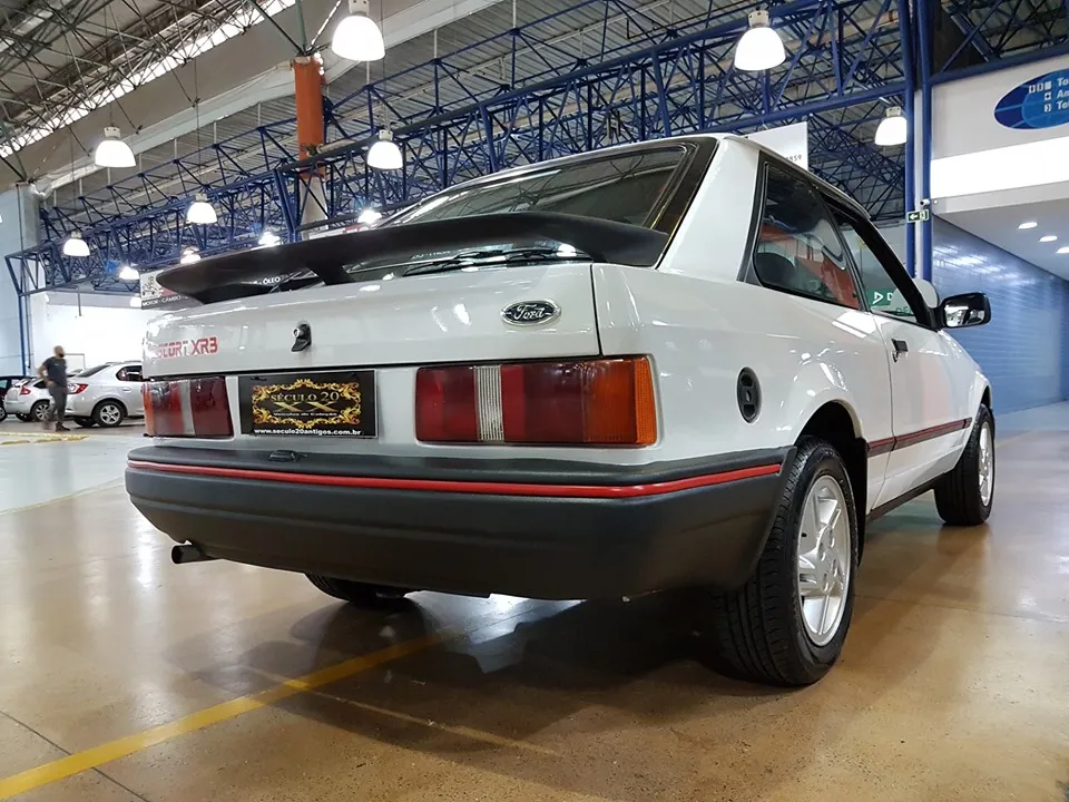 Ford Escort XR3 antigo 1988 em fotografia para documentação