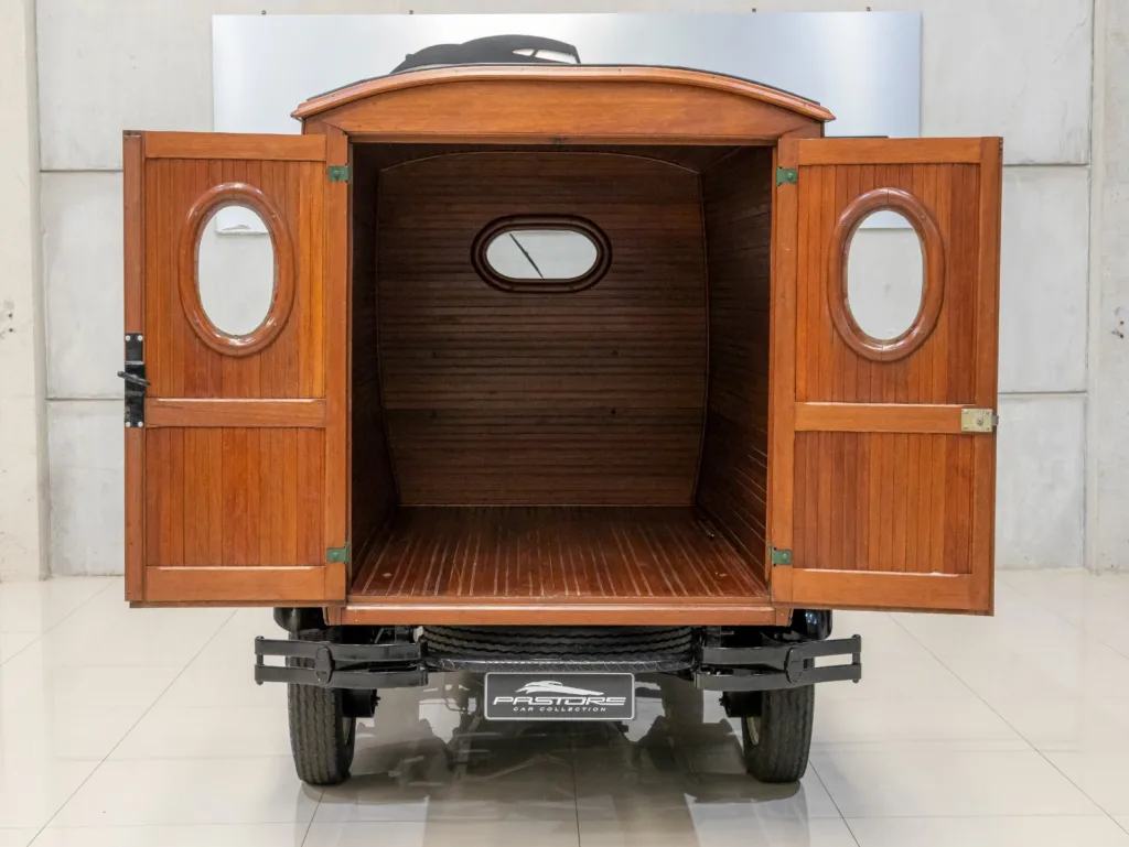 Compartimento traseiro aberto do Ford Model A Furgão 1929 com piso, teto e paredes revestidos em madeira