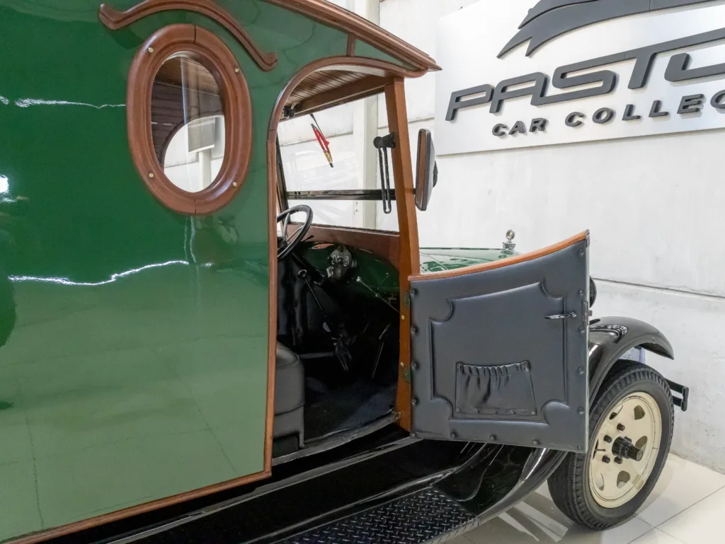 Porta dianteira aberta do Ford Model A Furgão 1929, mostrando cabine, forração e acabamento em madeira