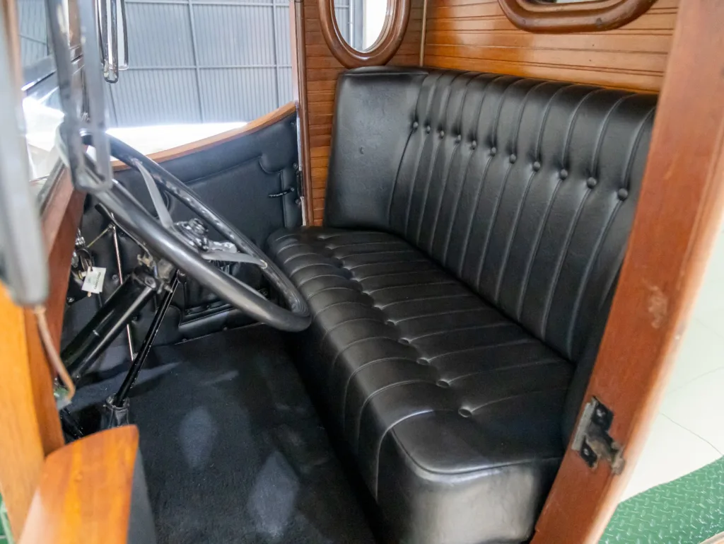 Banco inteiriço preto e interior de madeira da cabine do Ford Model A Furgão 1929