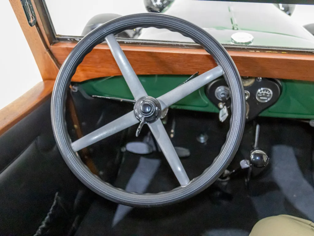 Posto de condução do Ford Model A Furgão 1929, com volante, alavanca de câmbio e painel