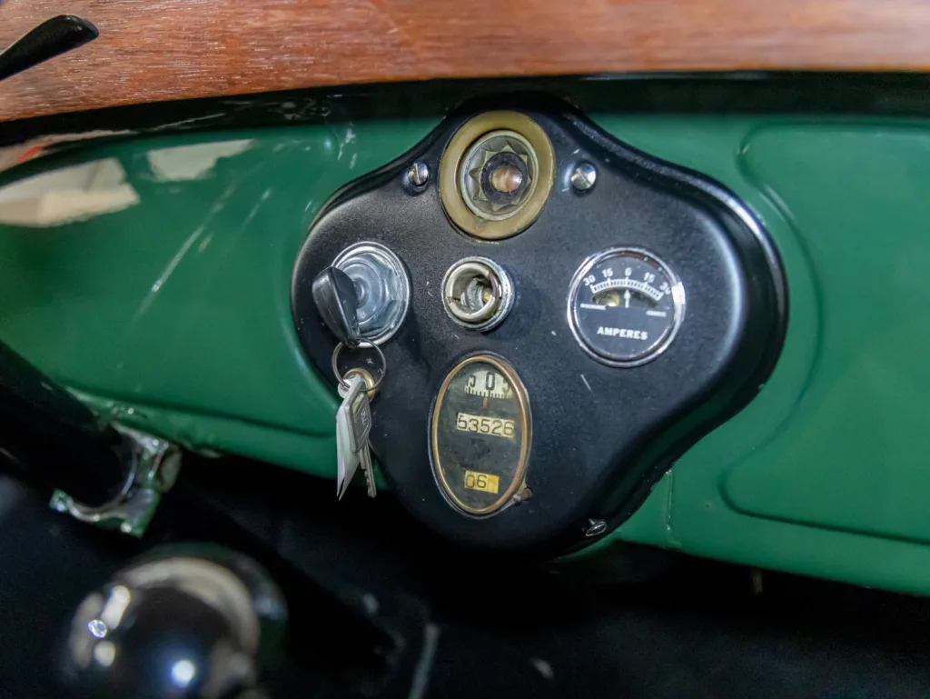 Painel de instrumentos do Ford Model A Furgão 1929 com chave, mostradores e acabamento verde