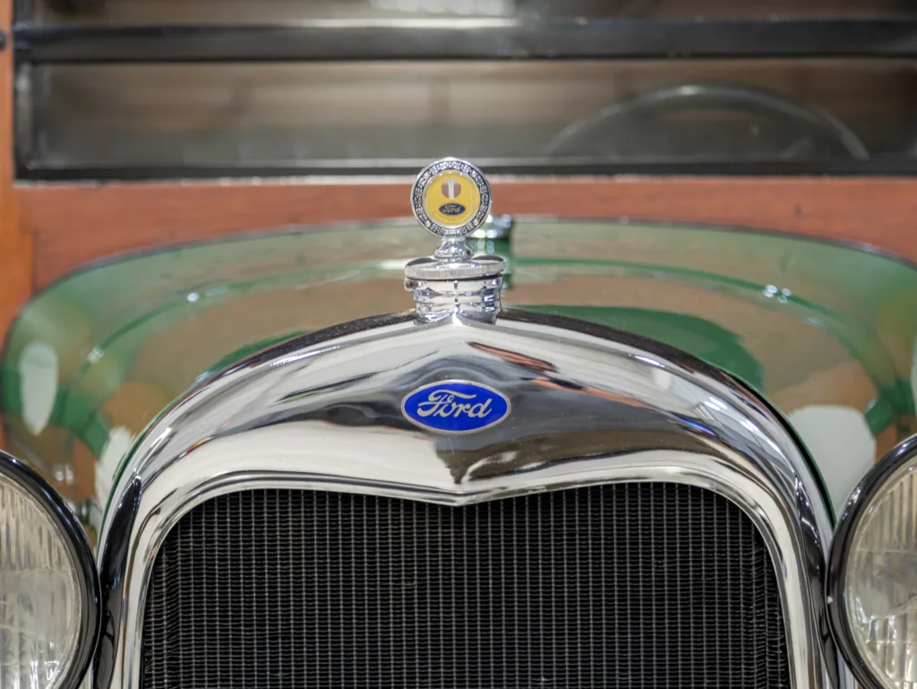 Detalhe da grade, emblema Ford e ornamento do radiador do Ford Model A Furgão 1929