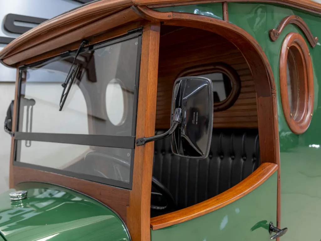 Detalhe externo da cabine do Ford Model A Furgão 1929, com para-brisa, espelho, teto e acabamento em madeira