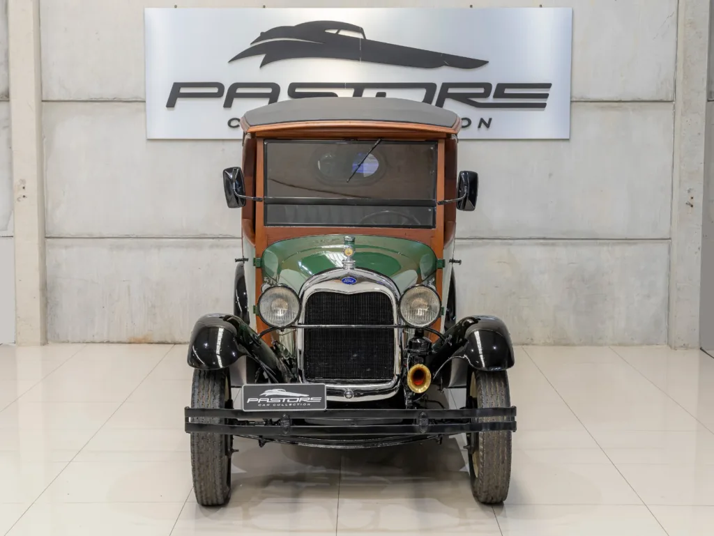 Vista frontal do Ford Model A Furgão 1929 restaurado, com grade, faróis e para-lamas pretos