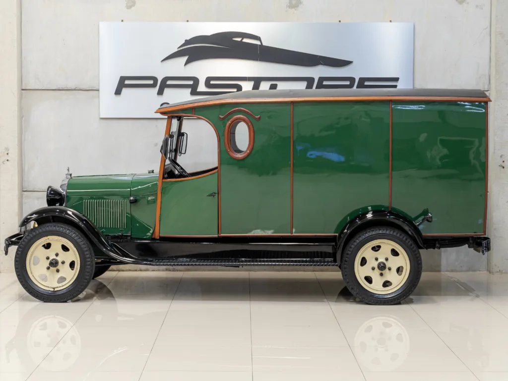 Ford Model A Furgão 1929 fotografado de perfil, com carroceria verde alongada e rodas claras