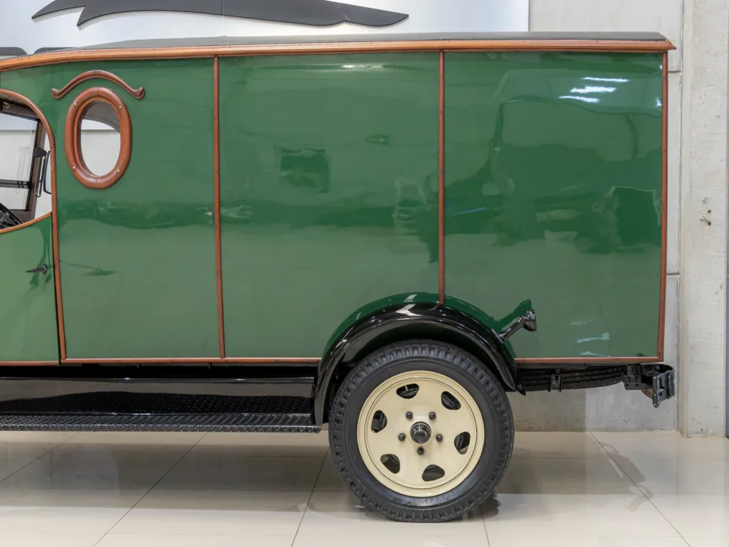 Detalhe da lateral verde e da roda traseira do Ford Model A Furgão 1929 restaurado