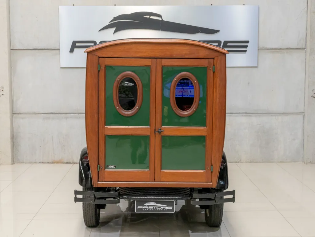 Vista traseira central do Ford Model A Furgão 1929 com portas duplas, madeira e duas janelas ovais