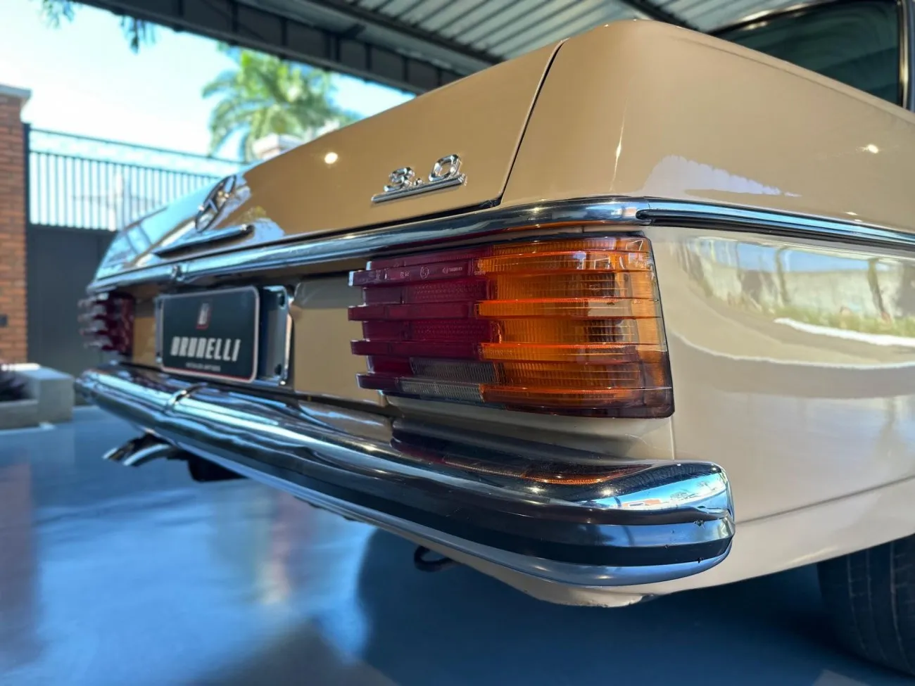 Lanterna traseira estriada e para-choque do Mercedes-Benz W115 240 D 1975