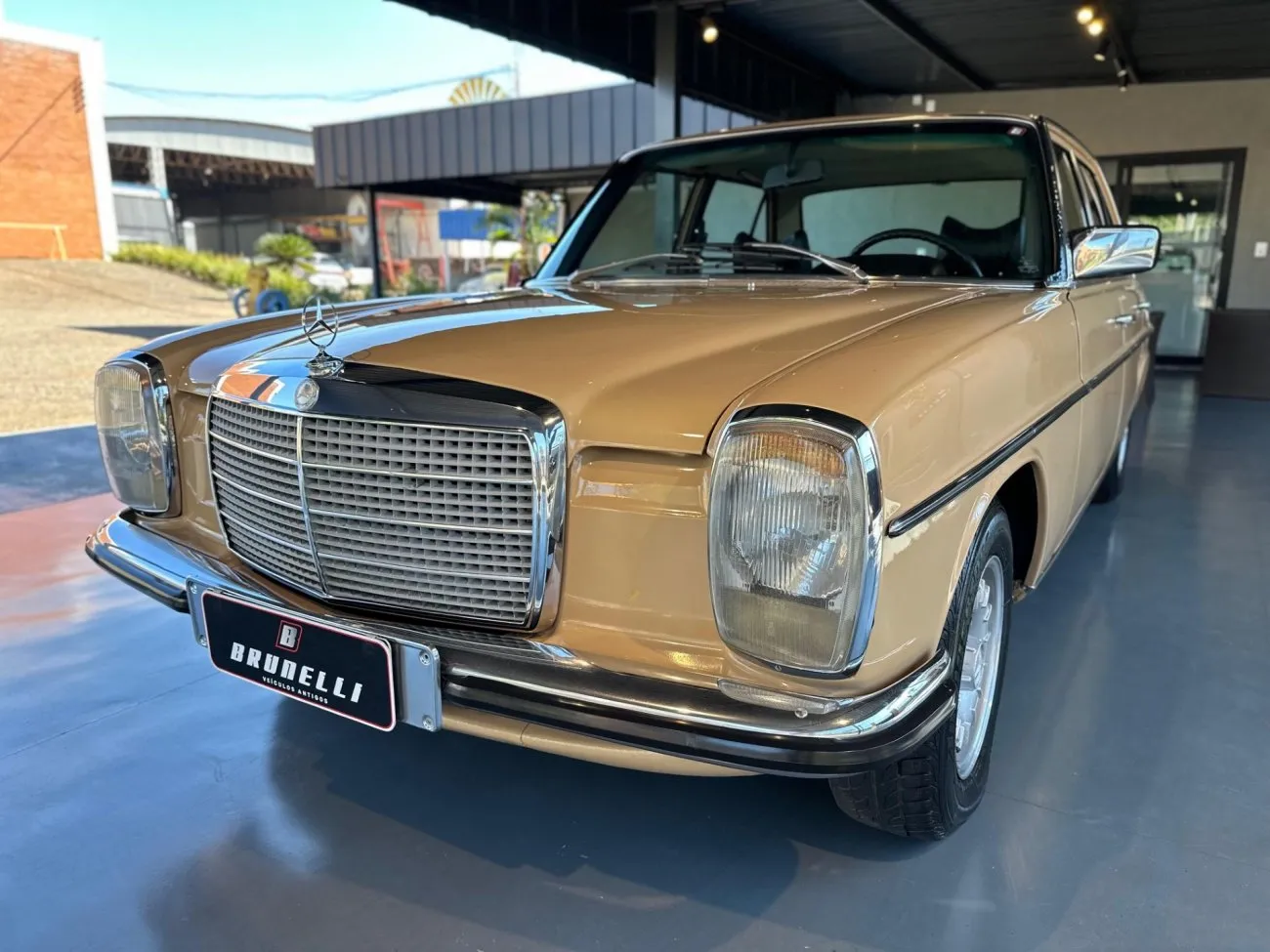 Mercedes-Benz 240 D 3.0 W115 1975 em vista dianteira diagonal