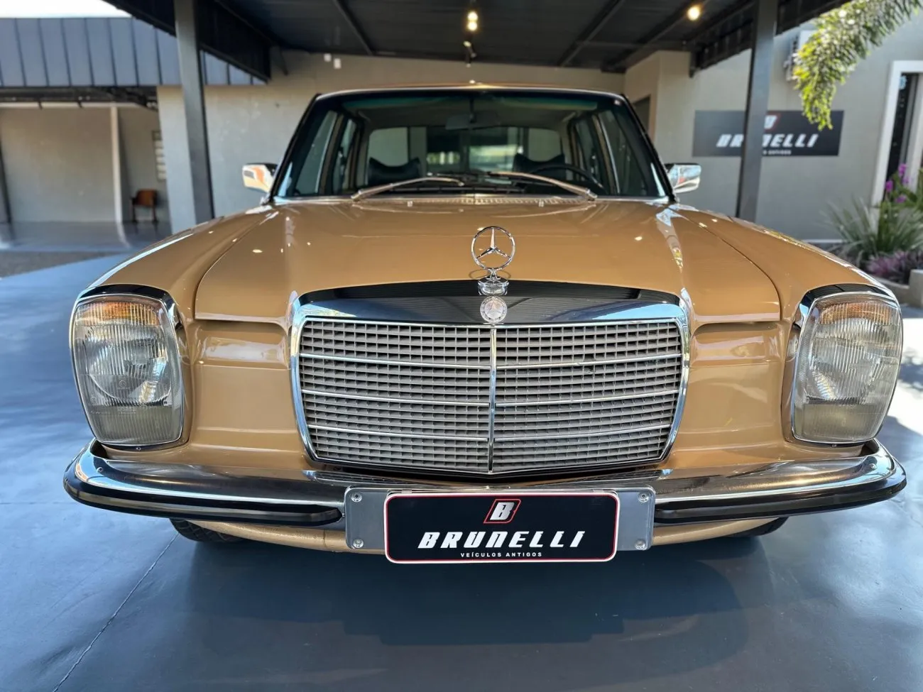 Grade cromada e conjunto frontal do Mercedes-Benz W115 1975