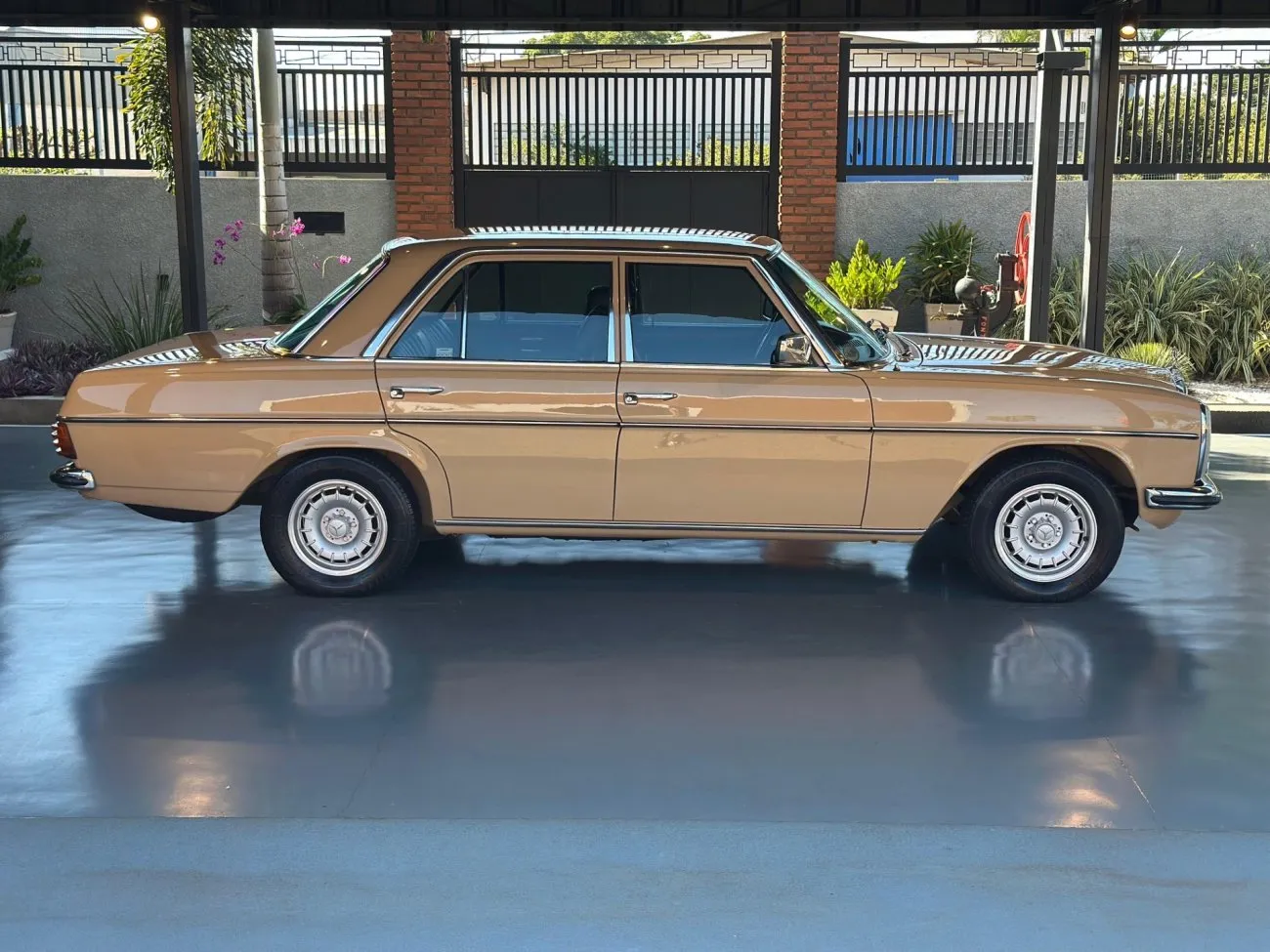 Perfil lateral do Mercedes-Benz 240 D 3.0 1975 carroceria W115