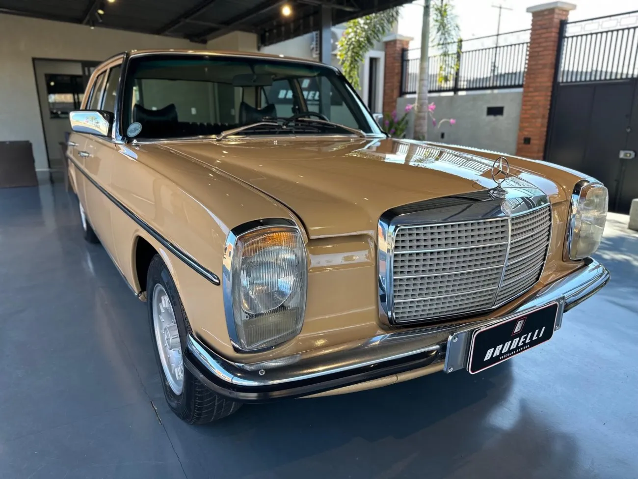 Dianteira e lateral do Mercedes-Benz W115 240 D 3.0 ano 1975