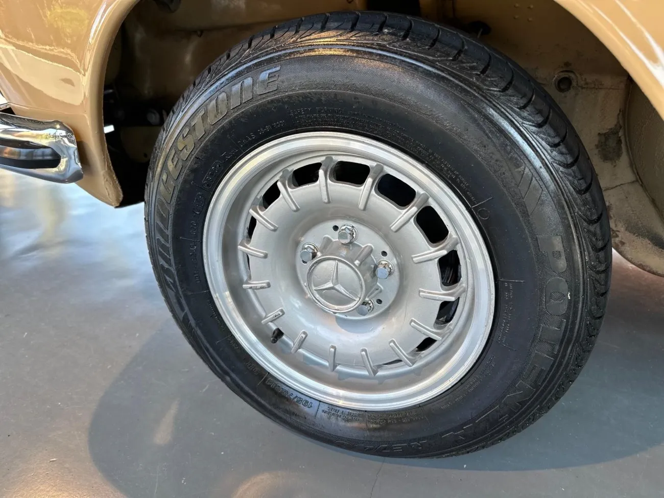 Roda de aço com calota Mercedes-Benz no 240 D 3.0 W115 1975