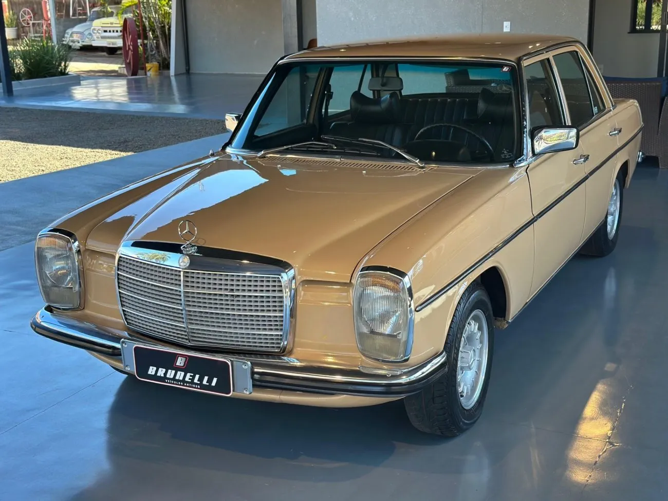 Mercedes-Benz 240 D 3.0 1975 fotografado pela dianteira e lateral direita