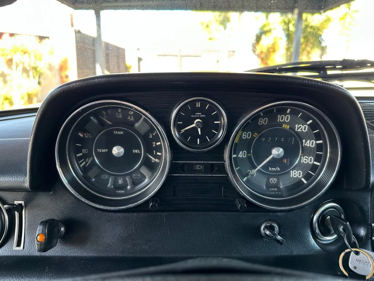 Quadro de instrumentos do Mercedes-Benz 240 D 3.0 1975 com velocímetro e marcadores