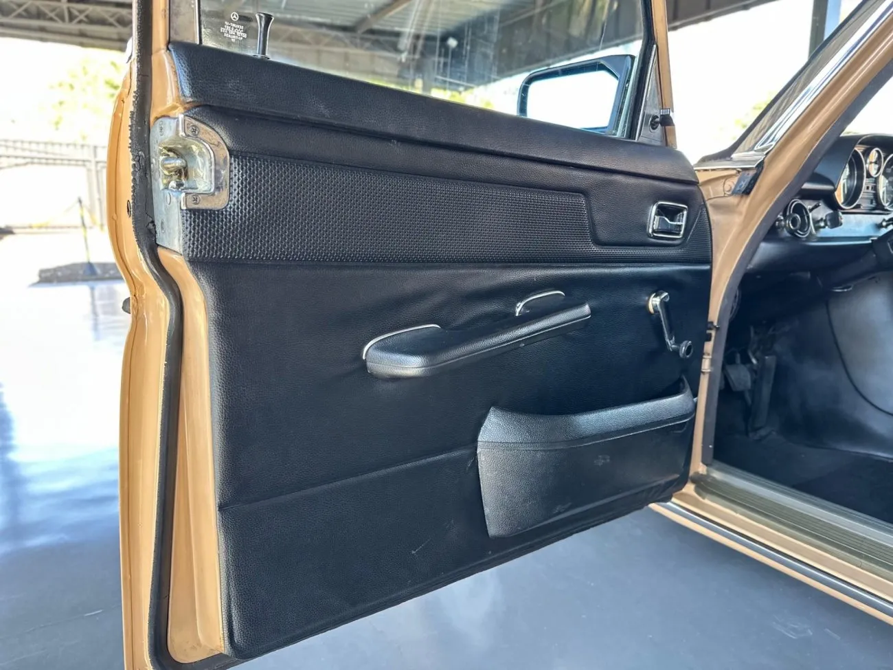 Forração da porta dianteira do Mercedes-Benz W115 240 D ano 1975