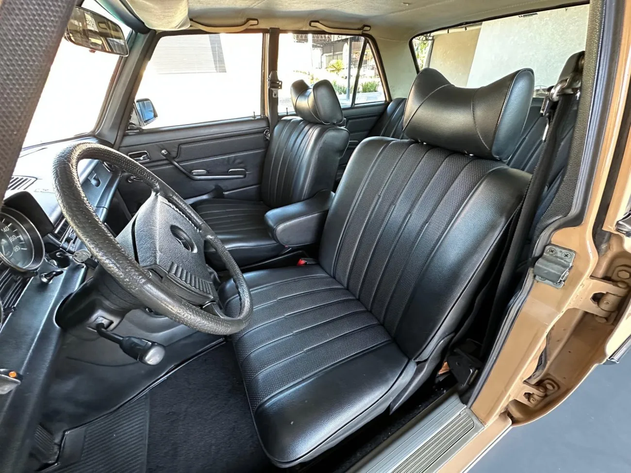 Bancos dianteiros em MB-Tex preto do Mercedes-Benz 240 D 3.0 1975