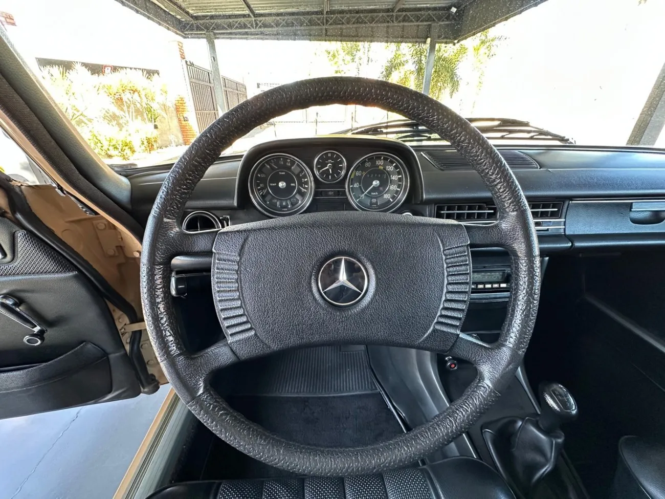 Painel e volante de quatro raios do Mercedes-Benz 240 D 3.0 W115 1975