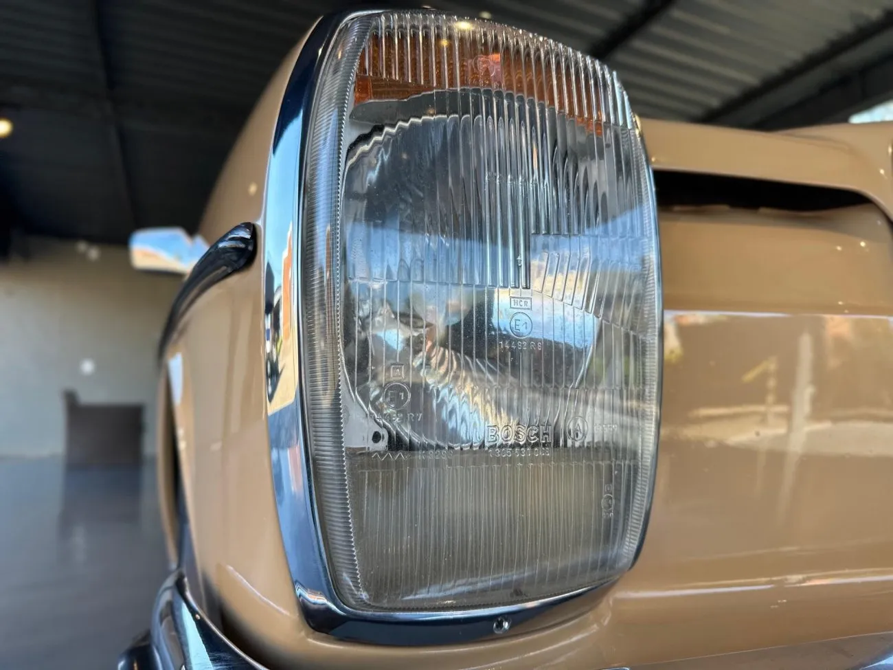 Farol dianteiro retangular do Mercedes-Benz 240 D 3.0 1975